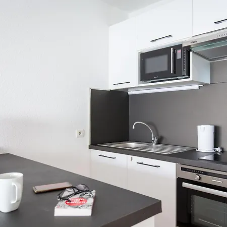 3 Pers - Climatisé, Balcon, 50m, Centre-ville - Fr-1-466a-42 Apartamento